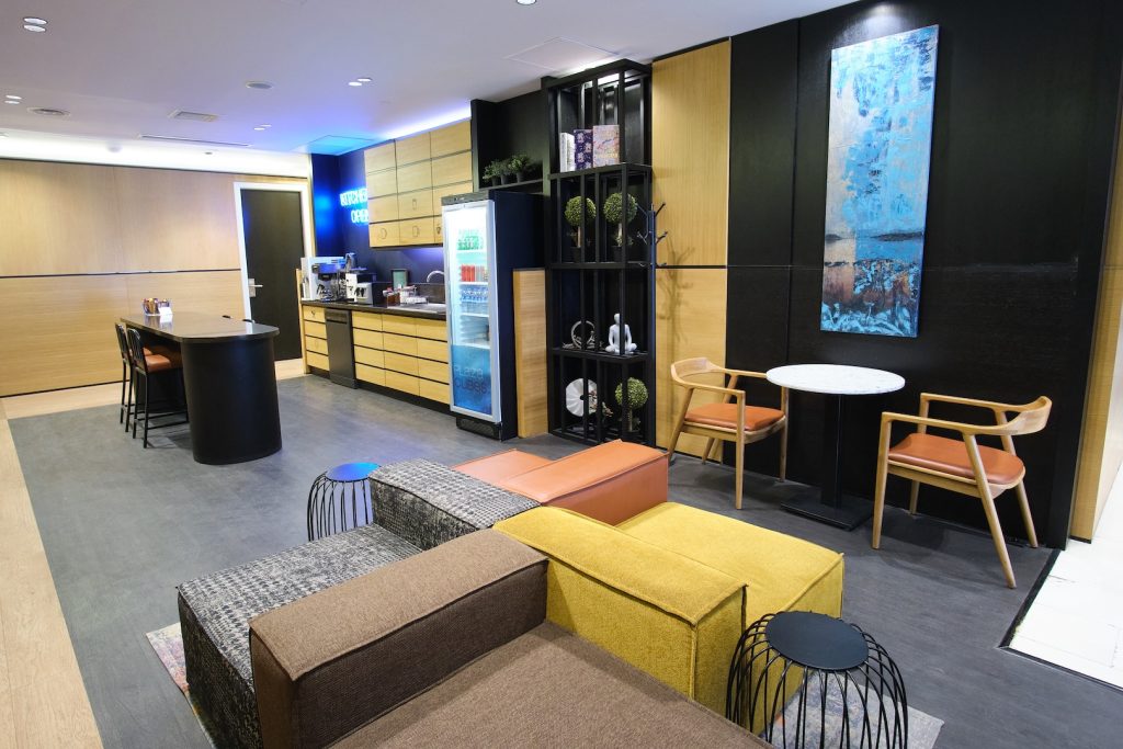 Plaza Cubes Paragon Tower Lounge