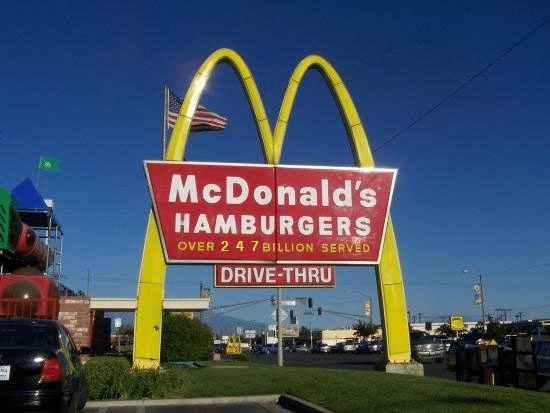 mcdonalds hamburgers drive-thru görseli